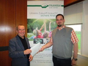 Thomas Weber,  Geschäftsführer der Butzbacher Firma Transia GmbH (rechts), überreicht an Vorstandsmitglied Wolfgang Effinger eine Spende über 300 Euro.