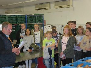 Schüler der Schrenzerschule zu Besuch bei der Butzbacher Tafel