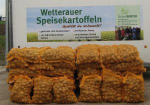 Kartoffeln im Wert von 800 € spendete der landwirtschaftliche Betrieb Volker Winter aus Nieder-Weisel.