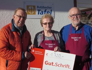 Irmi Busch und Frank Bruchmüller bei der Spendenübergabe an Alfons Wasserheß (links)