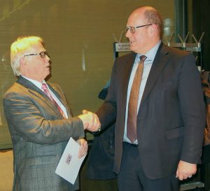 Bürgermeister Michael Merle überreicht Dr. Peter Rothkegel für seine Verdienste den Ehrenbrief des Landes Hessen