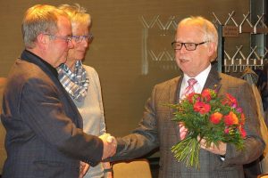Wolfgang Effinger (links) würdigte Dr. Peter Rothkegel und gratulierte ihmzur Wahl zum Ehrenvorsitzenden