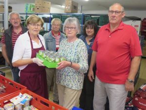 Mitglieder des AWO-Ortsvereins Langgöns übergeben eine Spende an die Butzbacher Tafel