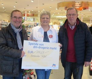 Bild zeigt die Übergabe der Giving Friday-Spendenaktion durch Filialleiterin Christiane Gonther an die Vorstandsmitgliedern Wolfgang Effinger und Alfons Wasserheß.