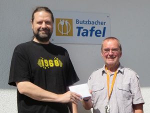 Band-Mitglied Gerald Schneider (links) überreicht dem Tafelvorsitzenden Wolfgang Effinger eine Spende in Höhe von 200 Euro.