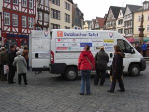Bild zeigt das Tafelauto auf dem Butzbacher Marktplatz am Tafeltag