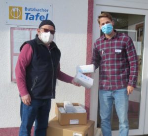 Marlon Albert vom Pflegestützpunkt Wetteraukreis überreichte 3500 Masken an Wilfried Weyl vom Tafelvorstand.