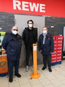 Vorstandsmitglieder Wolfgang Effinger und Wilfried Weyl übergaben dem Marktleiter Oktay Özcelik 2 Pfandbon-Säulen zur Aufstellung bei den Leergutautomaten.