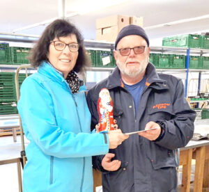 Die Präsidentin des Butzbacher Lions Club, Annette Windus, überreicht Wilfried Weyl von der Butzbacher Tafel eine Spende über 1200 Euro.