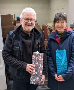 Monika Wilhelm und Peter Heydt beim Abholen der Nikolaustüten